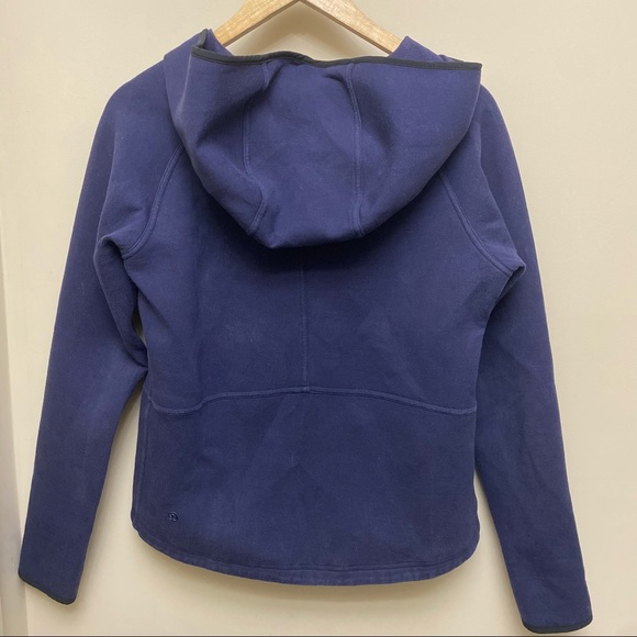 Selling a lululemon zip up sweater in a size 6 in the colour navy blue - Picture 4 of 4